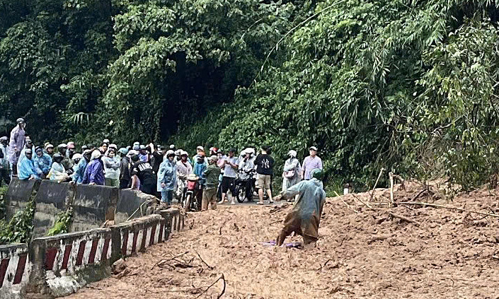 连接藩朗-大叻的松法山口发生山体滑坡