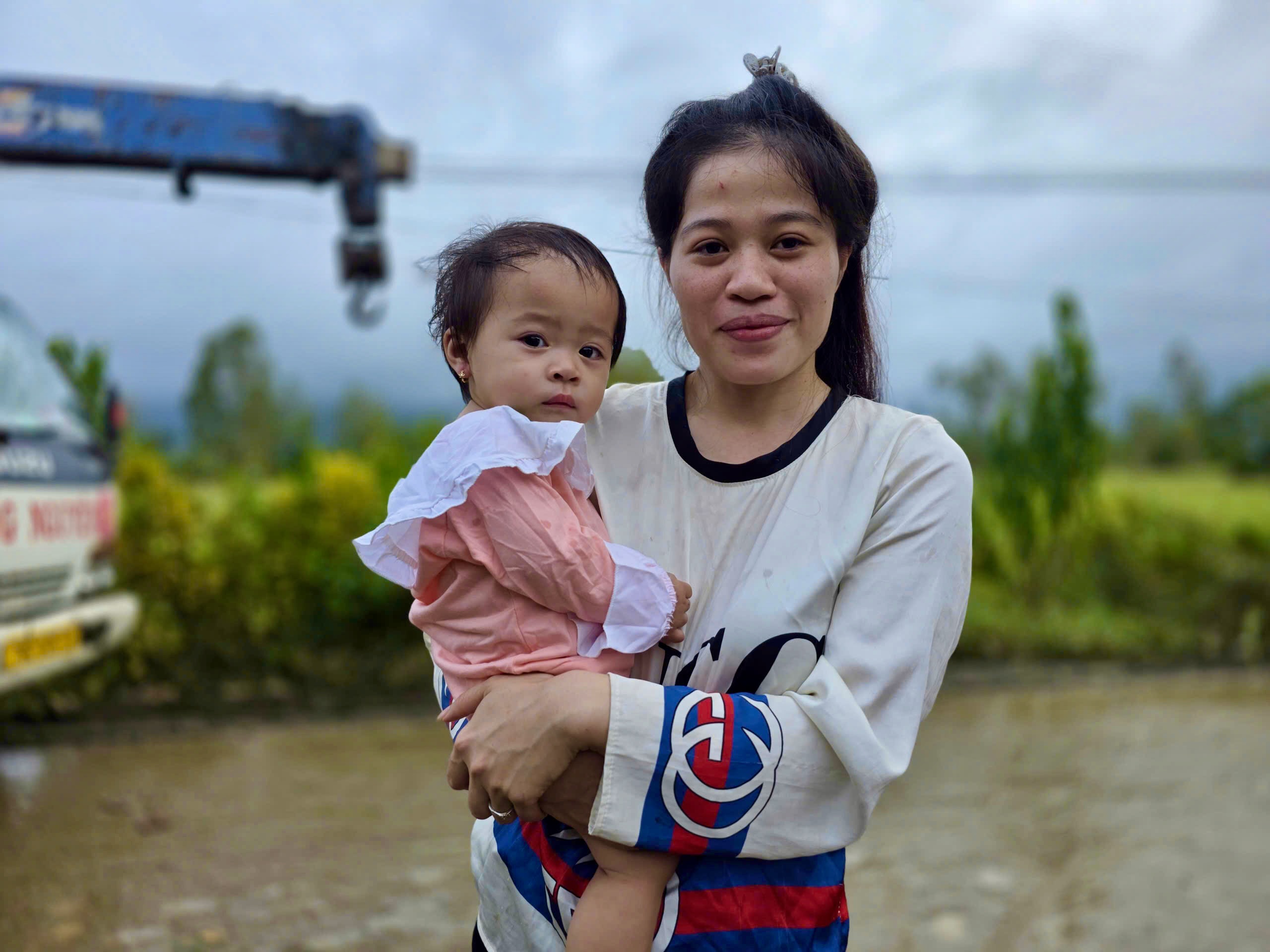 帮助60人躲避洪水的房子和两名年轻人划船救邻居的故事