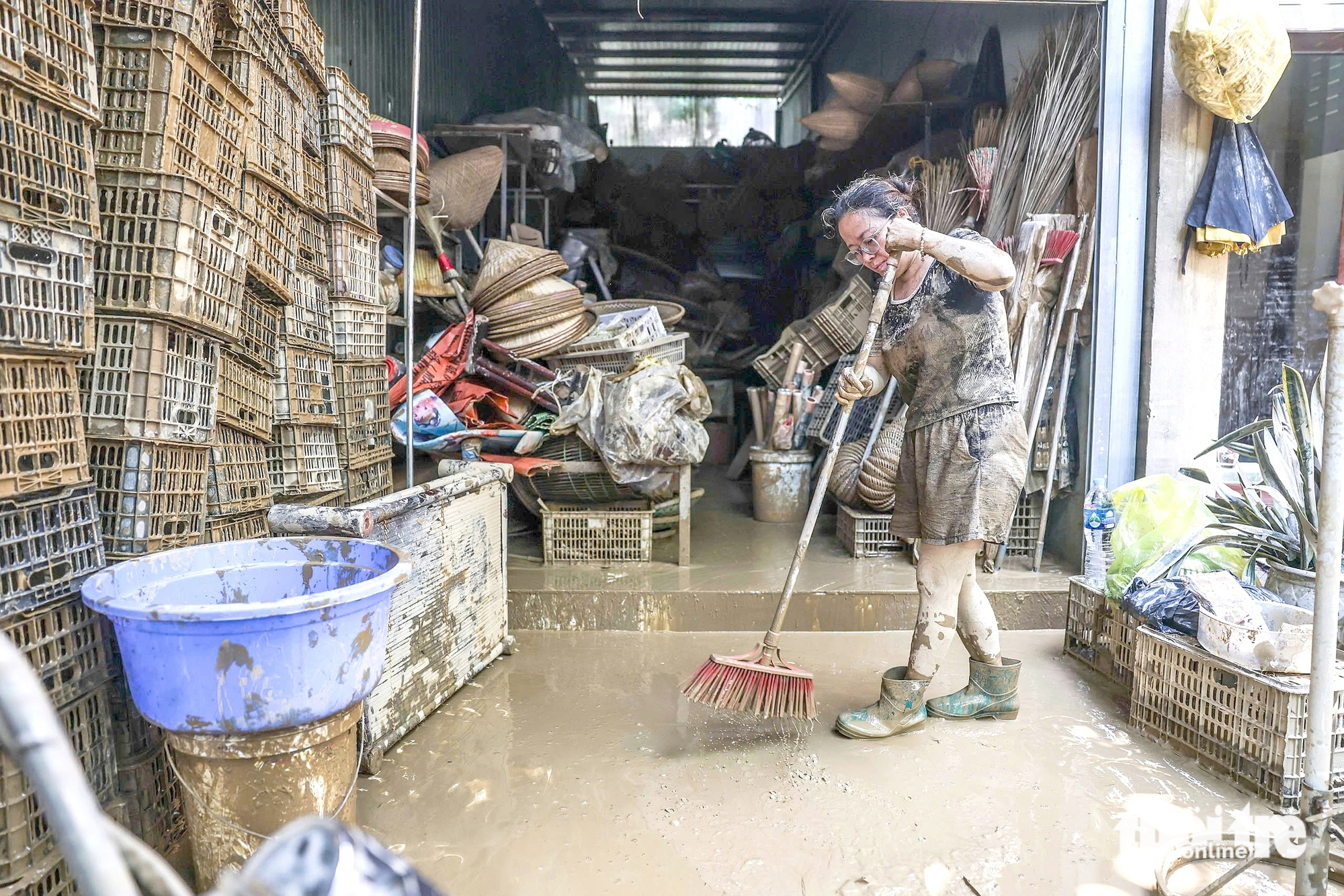 北方居民在洪水过后清理和恢复的景象