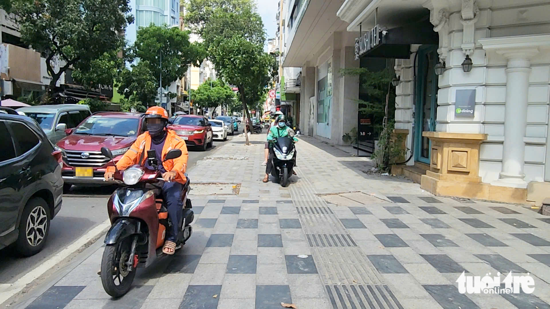 罚款高达600万越南盾，许多人仍争相骑摩托车上人行道