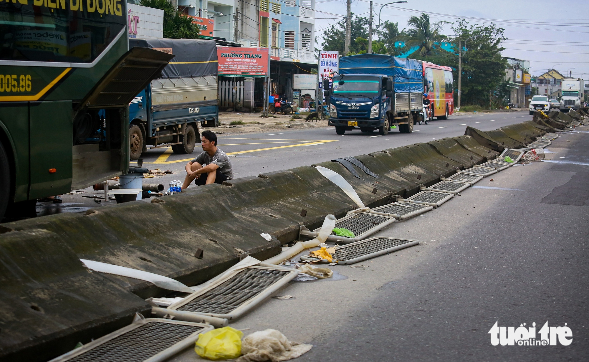 洪水逐渐退去，给富安旧洪区留下满目疮痍的景象