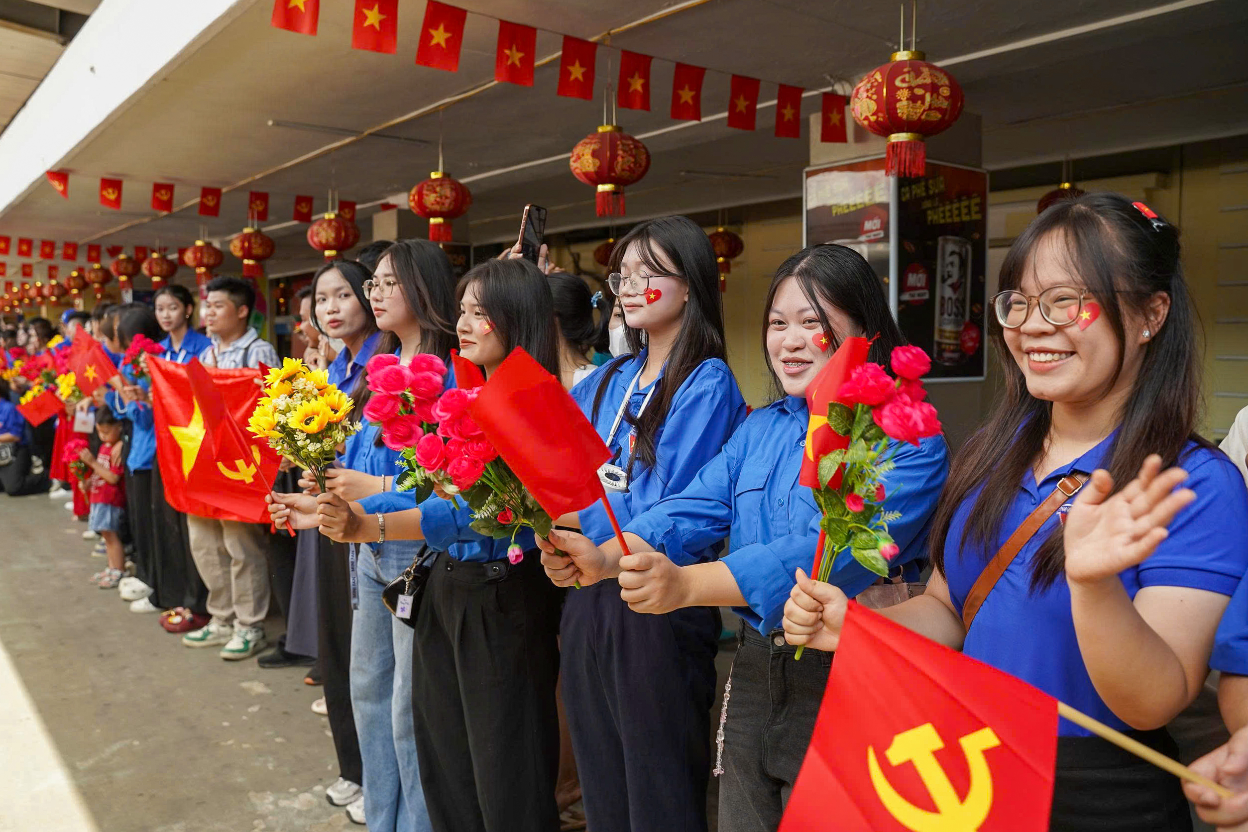 火车离站，将A80战士们送回爱的怀抱，与人民‘心连心’