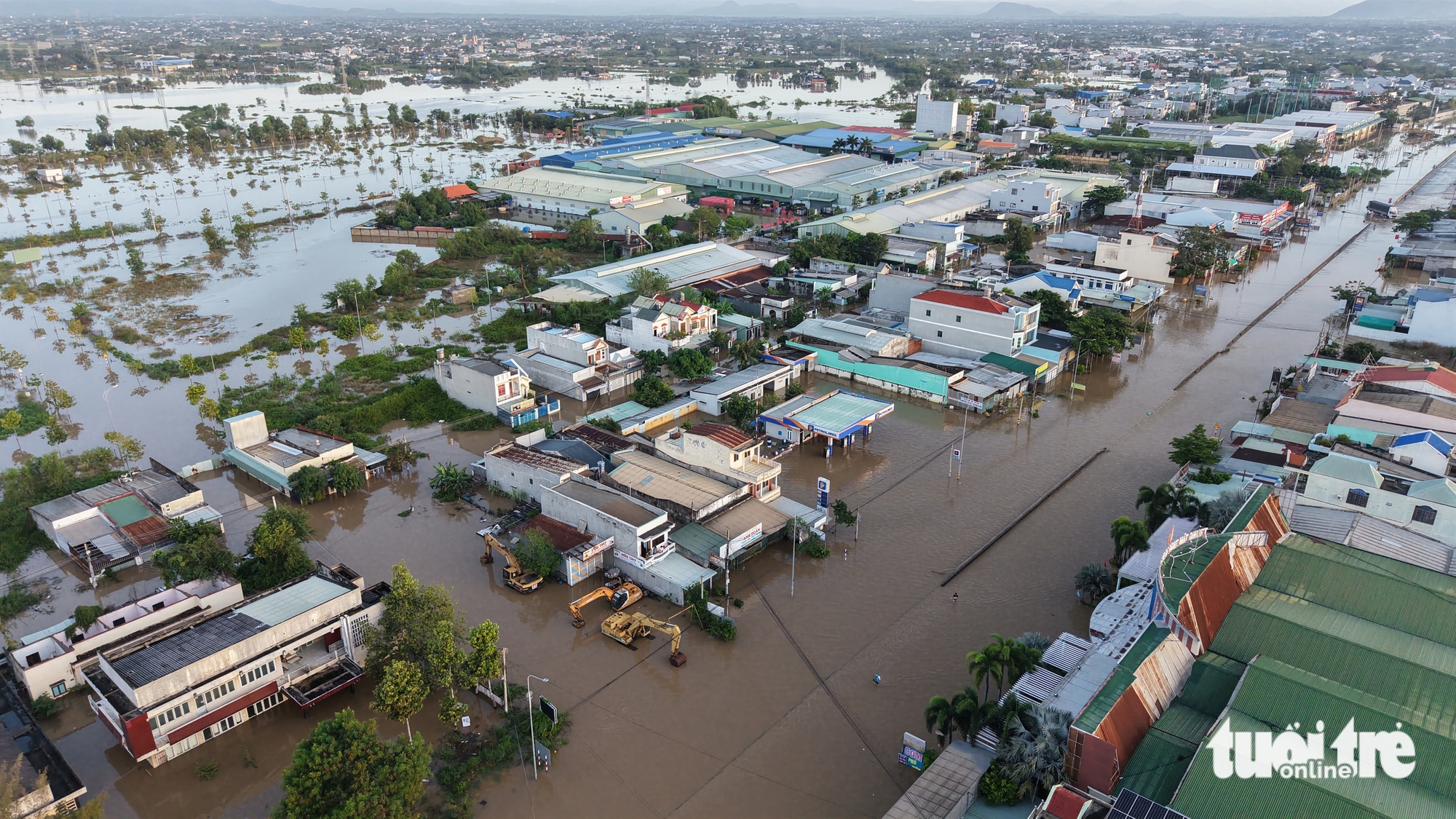 今天上午，洪水仍使平顺省旧区的函胜、富隆地区处于孤立状态