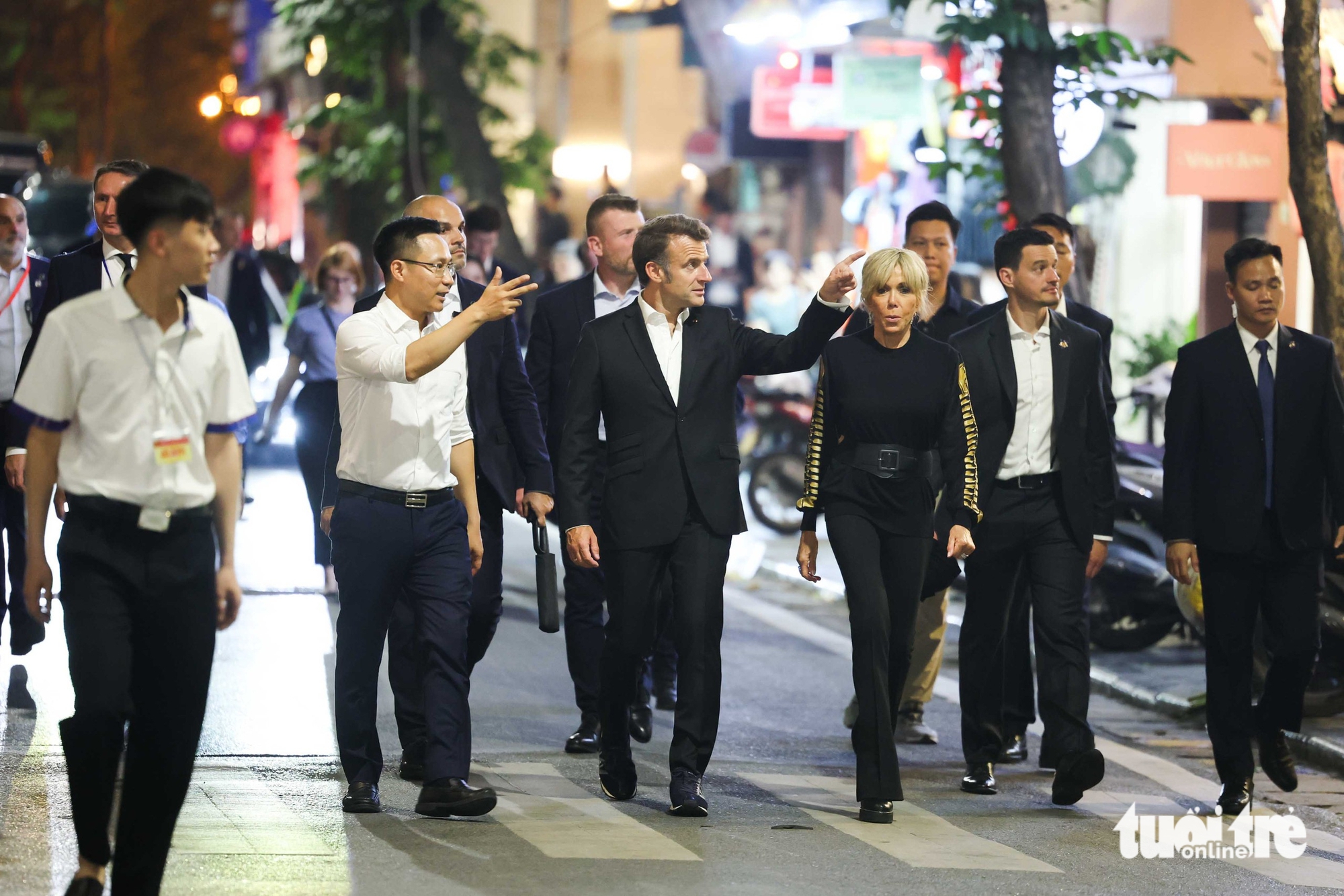 法国总统马克龙及夫人在河内散步，与民众亲切握手