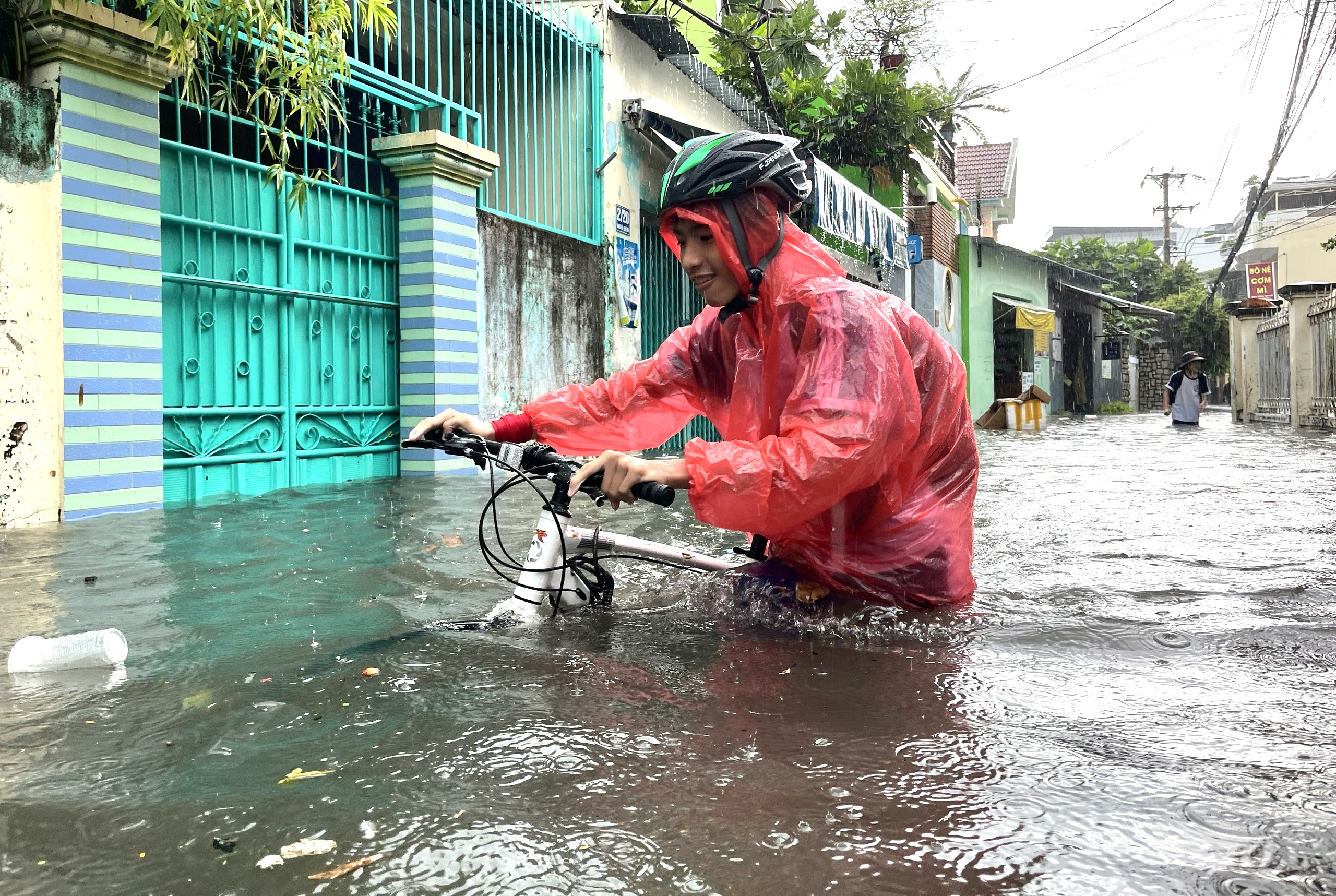 大雨，洪水涌入芽庄北部的民居