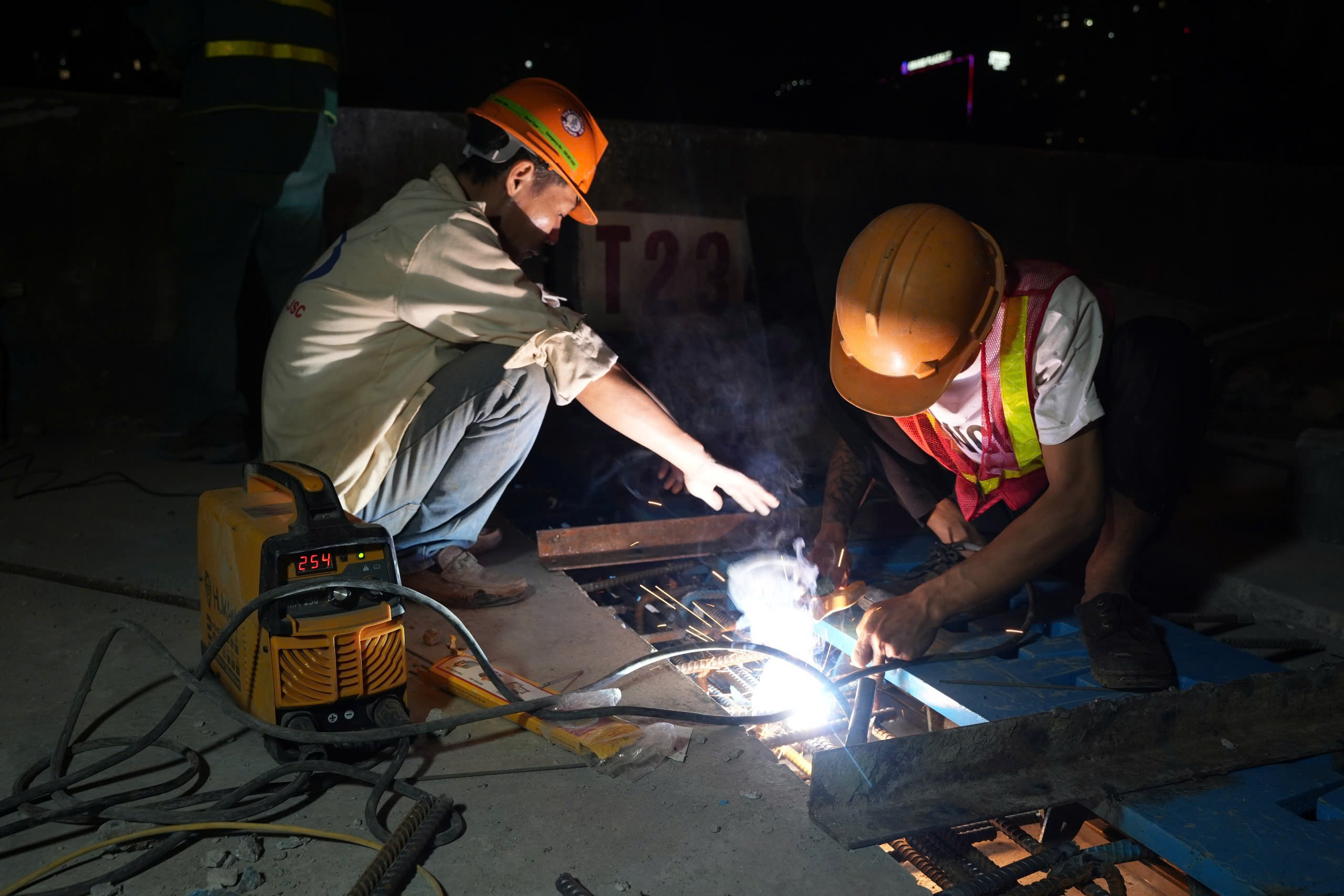完成河内三环道路伸缩缝维修，结束因施工围挡导致的交通拥堵