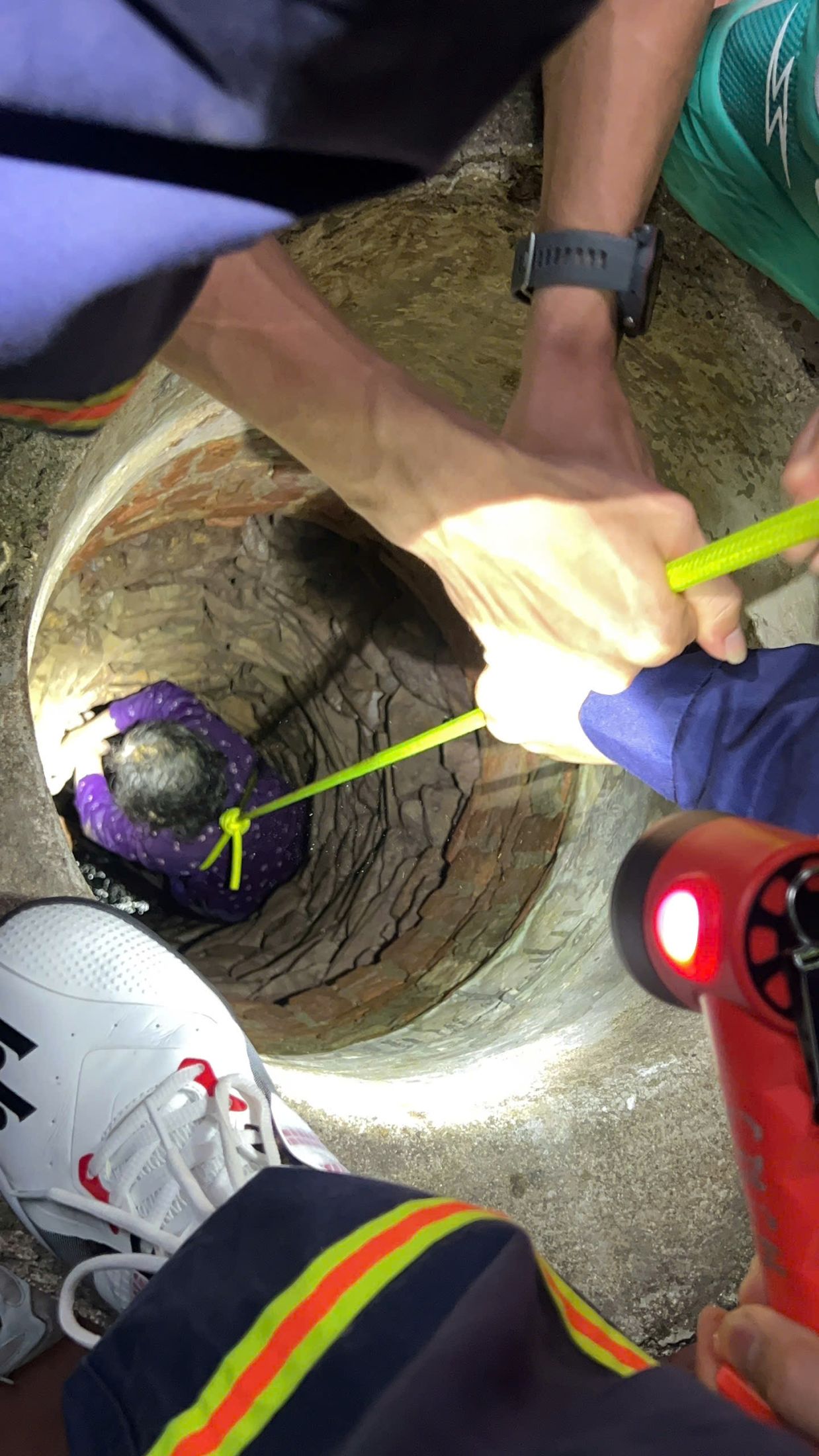 成功救援81岁老妇人掉入水井