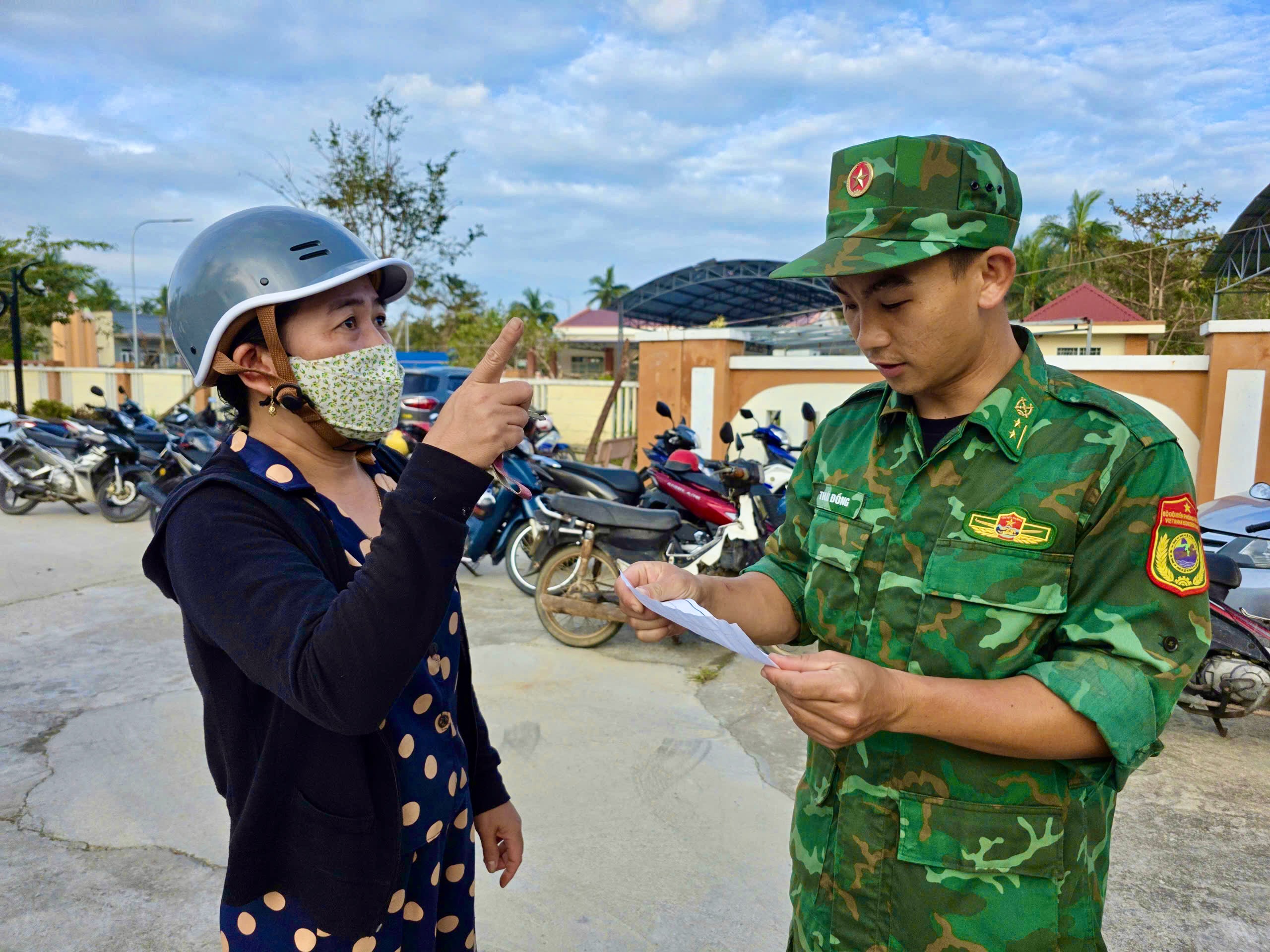 中央青年团慰问并赠送礼物给受洪水影响的达乐省居民