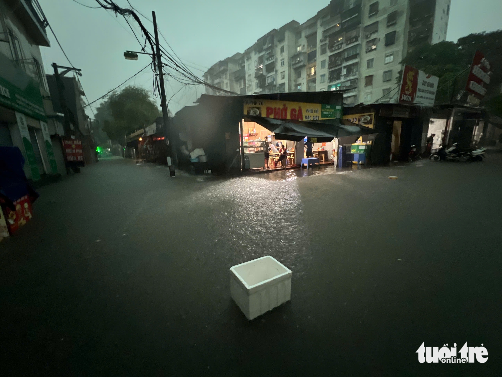 整夜降雨，河内街道开始深度积水