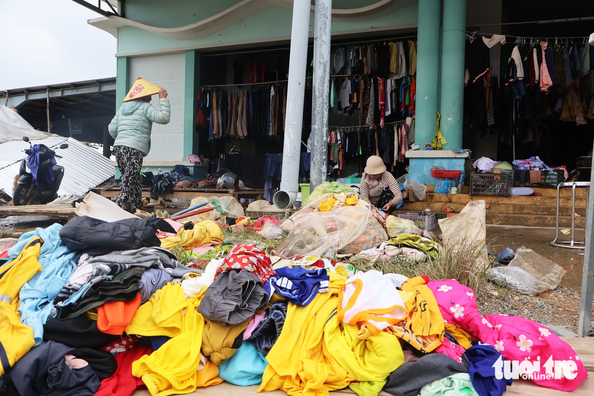 和盛市场小商贩的泪水：救货失败，抱着塑料桶逃生