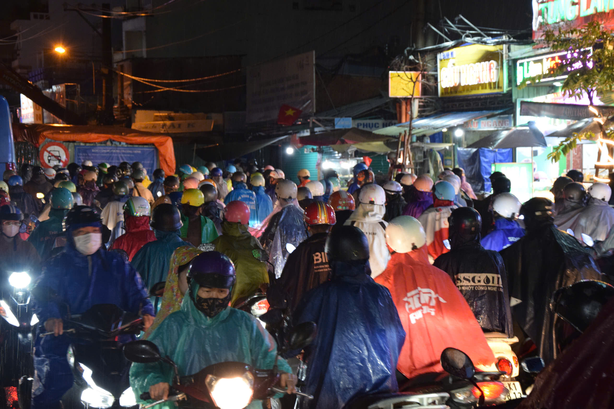 大雨近两小时，胡志明市西部多条道路深积水，车辆大规模熄火