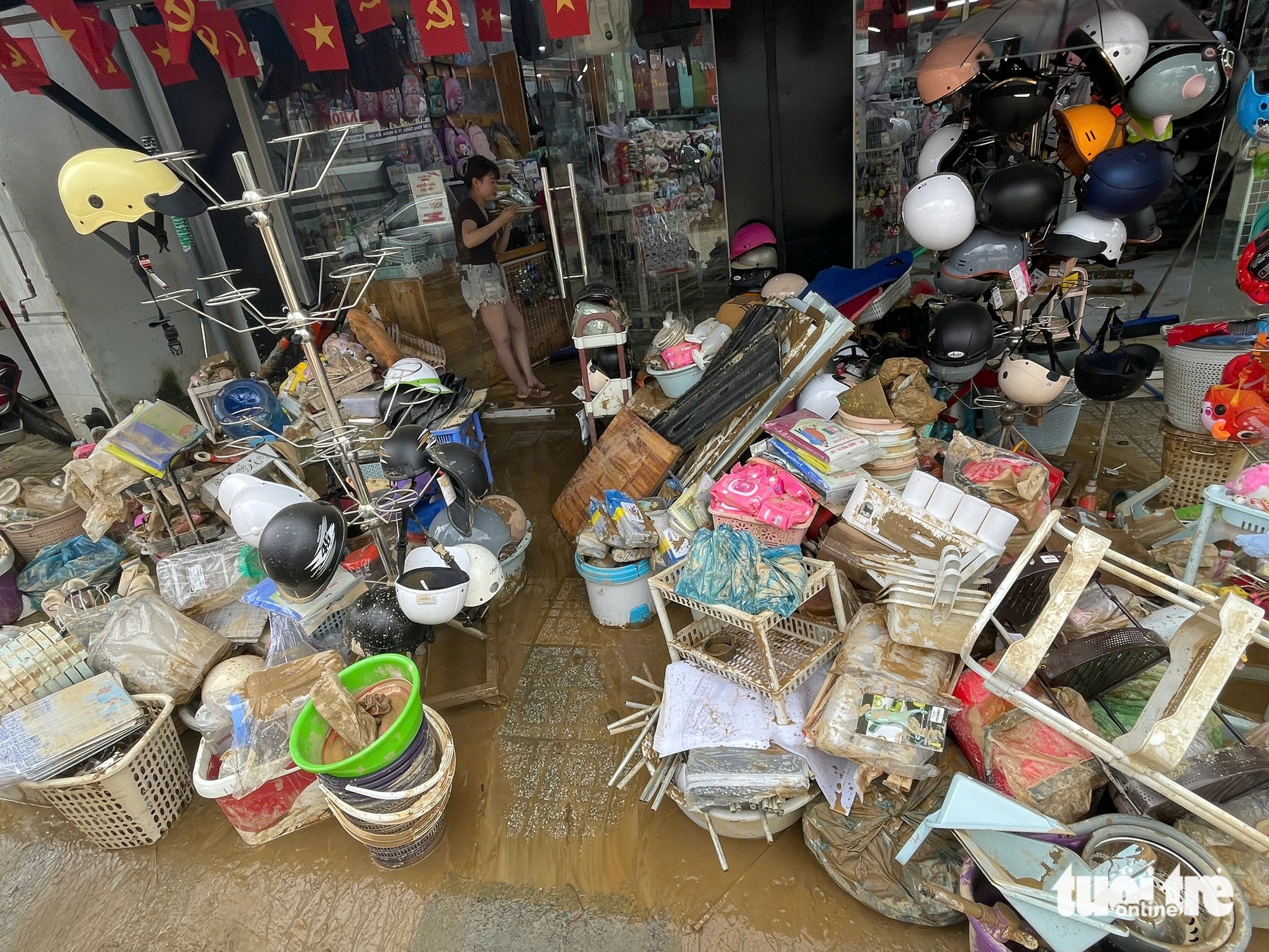 洪水过后两天，岘港小商贩仍在弯腰清淤，因巨大损失而茫然