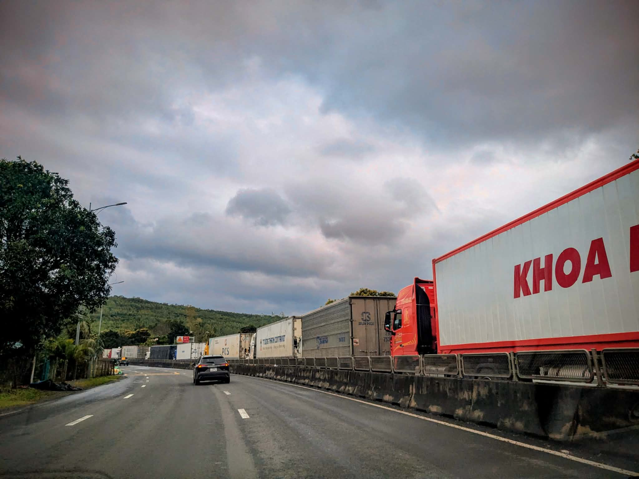 庆和省洪水逐渐退去；国道1号拥堵20公里