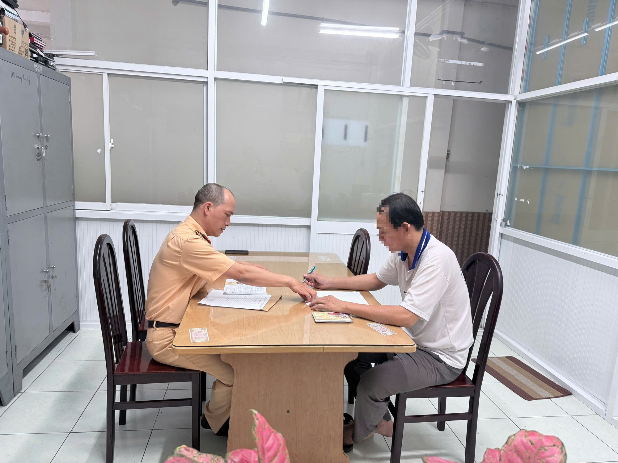 公交车司机因“来不及减速”闯红灯被罚款1900万越南盾