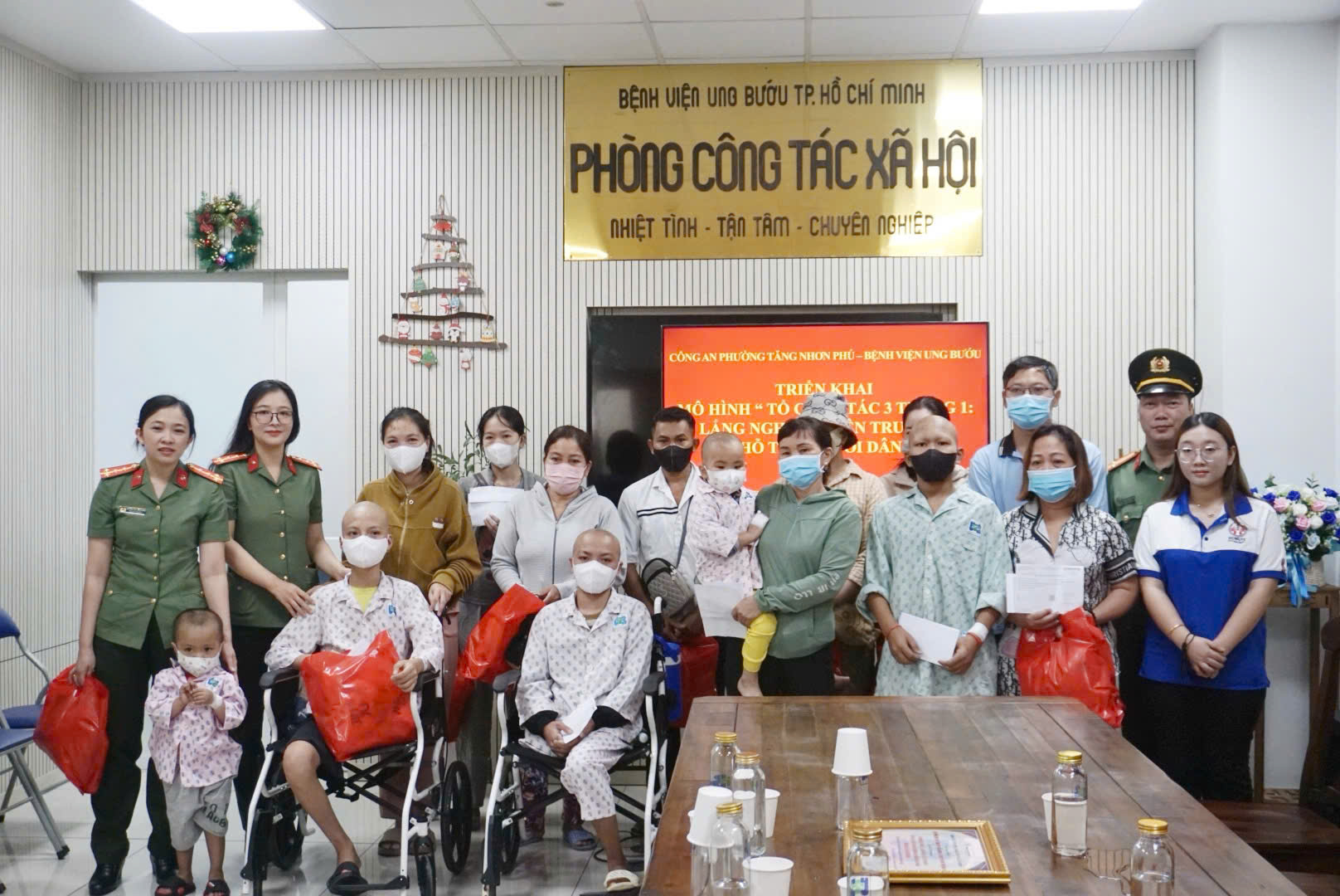 胡志明市公安结合宣传并为肿瘤患儿赠送300份礼物