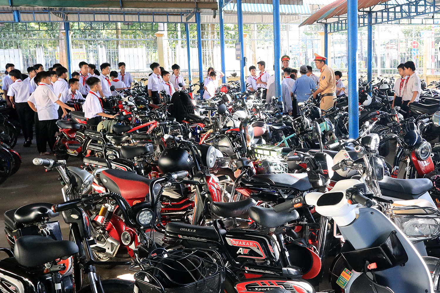 学生竞相改装电动自行车，严重事故风险高
