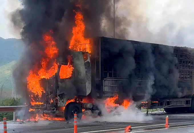 高速公路上牵引车烧毁