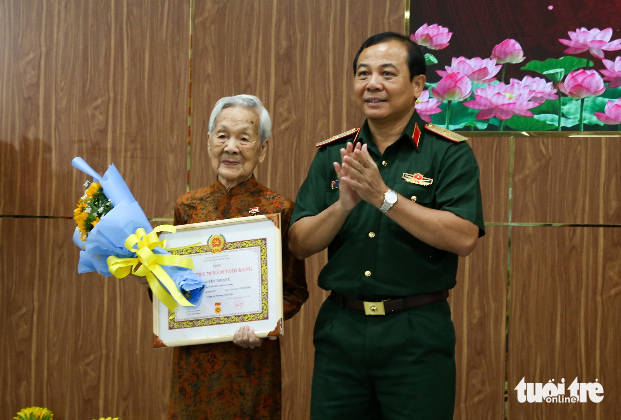 胡志明市桥郡向30名党员颁发党徽