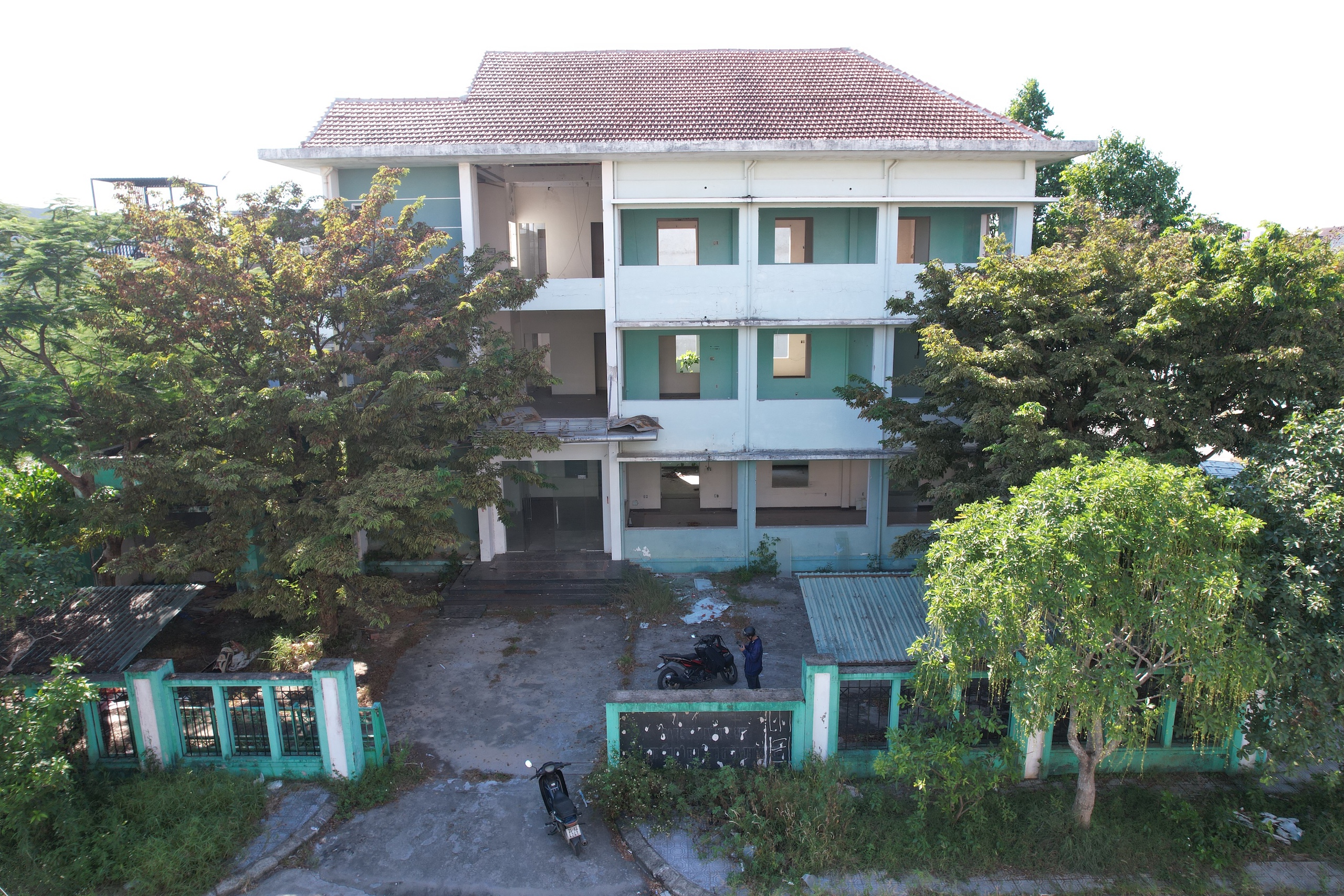 顺化市规划建设院总部荒废，成为吸毒场所