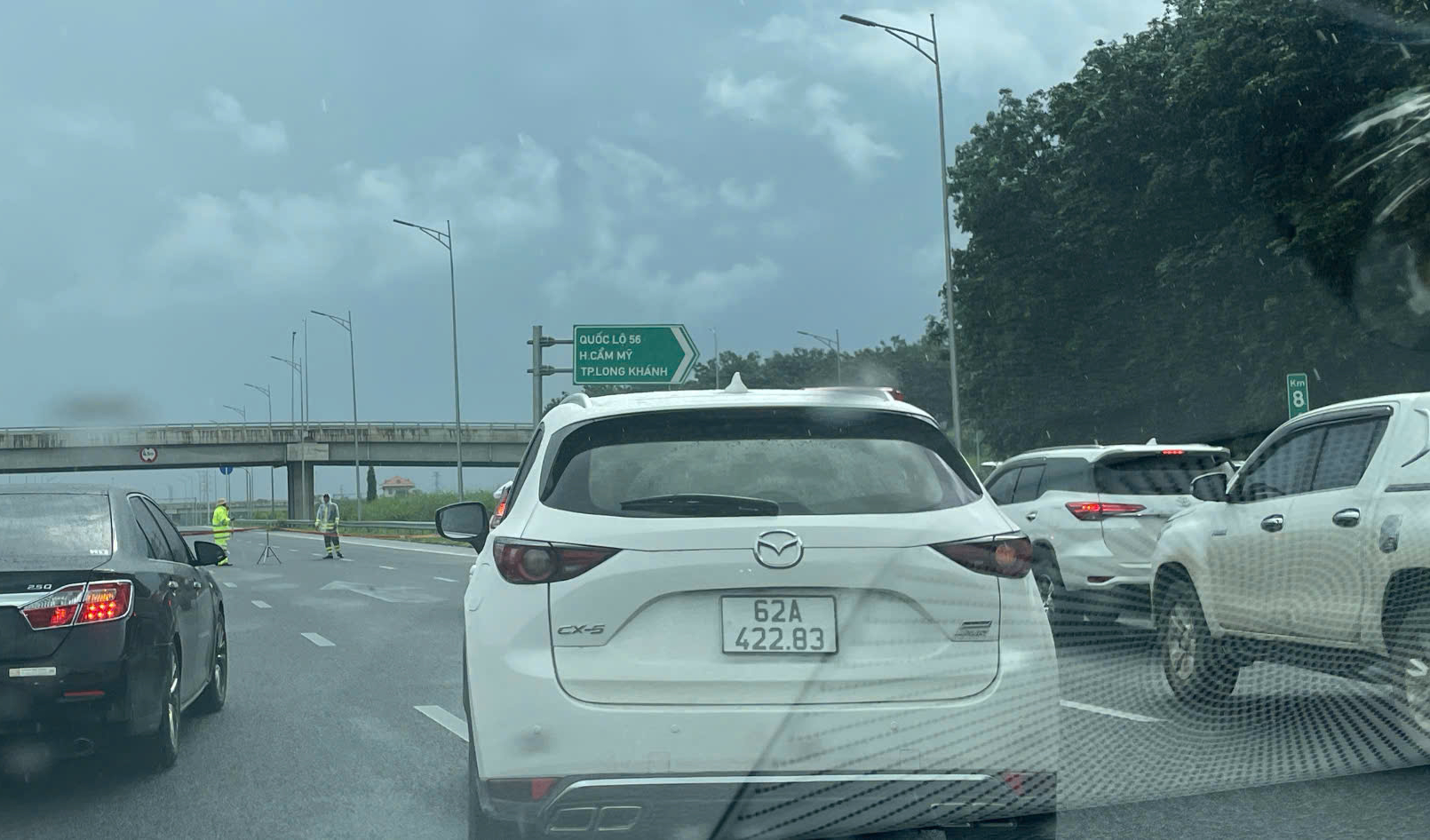 潘切-油椰高速公路严重拥堵，交警分流至国道1号