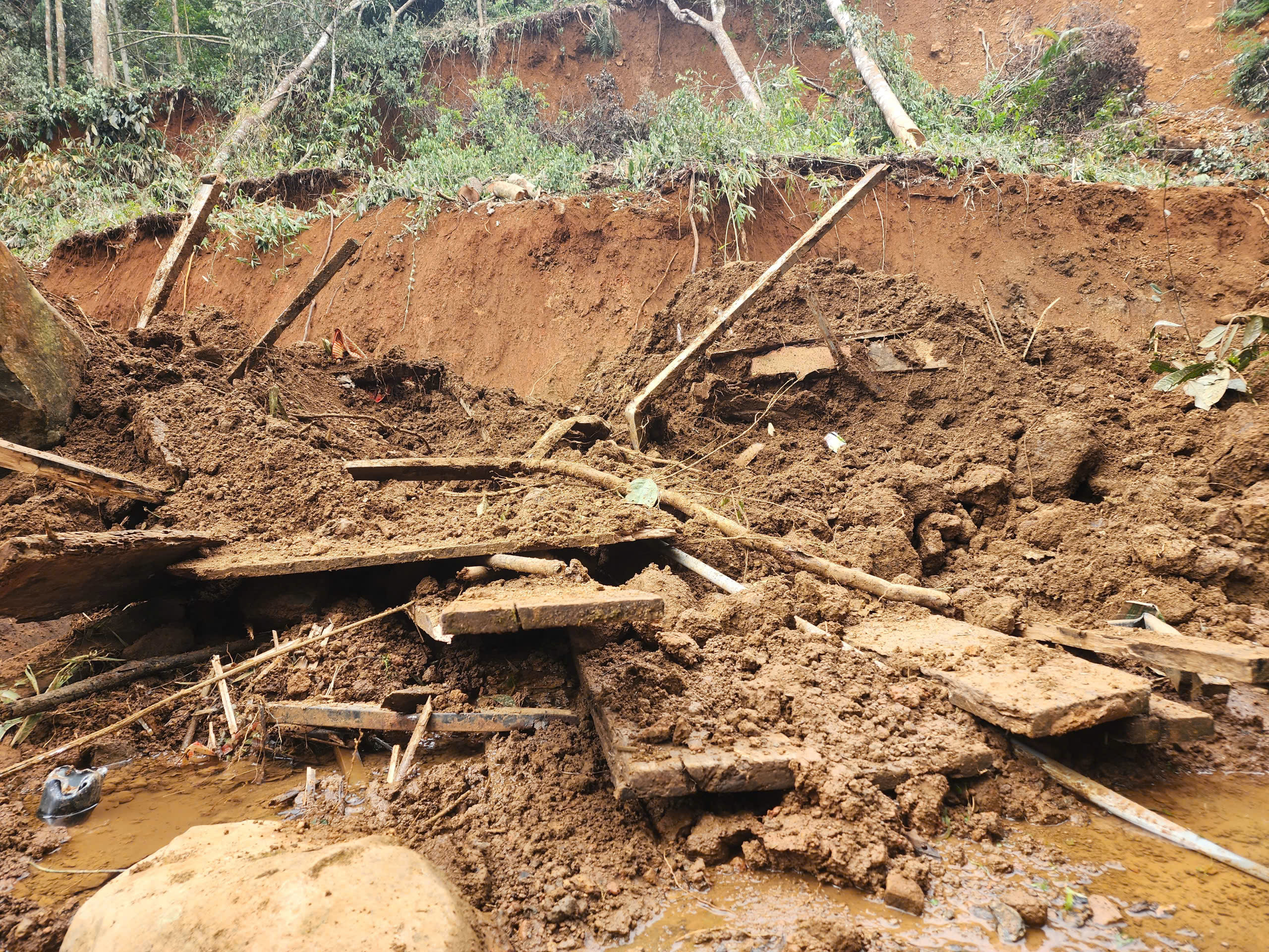 Măng Đen的Pa Sĩ瀑布区因暴雨洪水损毁，当地紧急关闭，未定重新开放日期