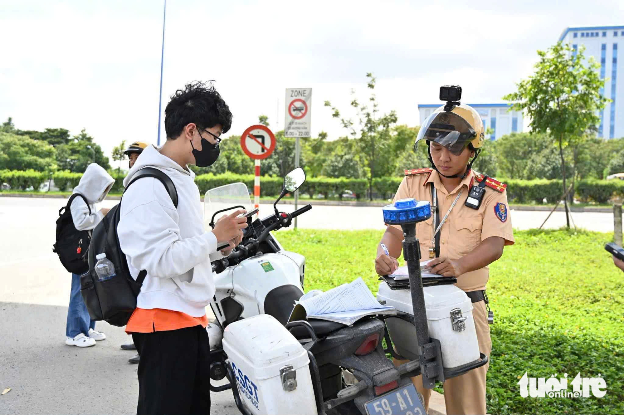 被罚款后，学生仍步行穿越武元甲路