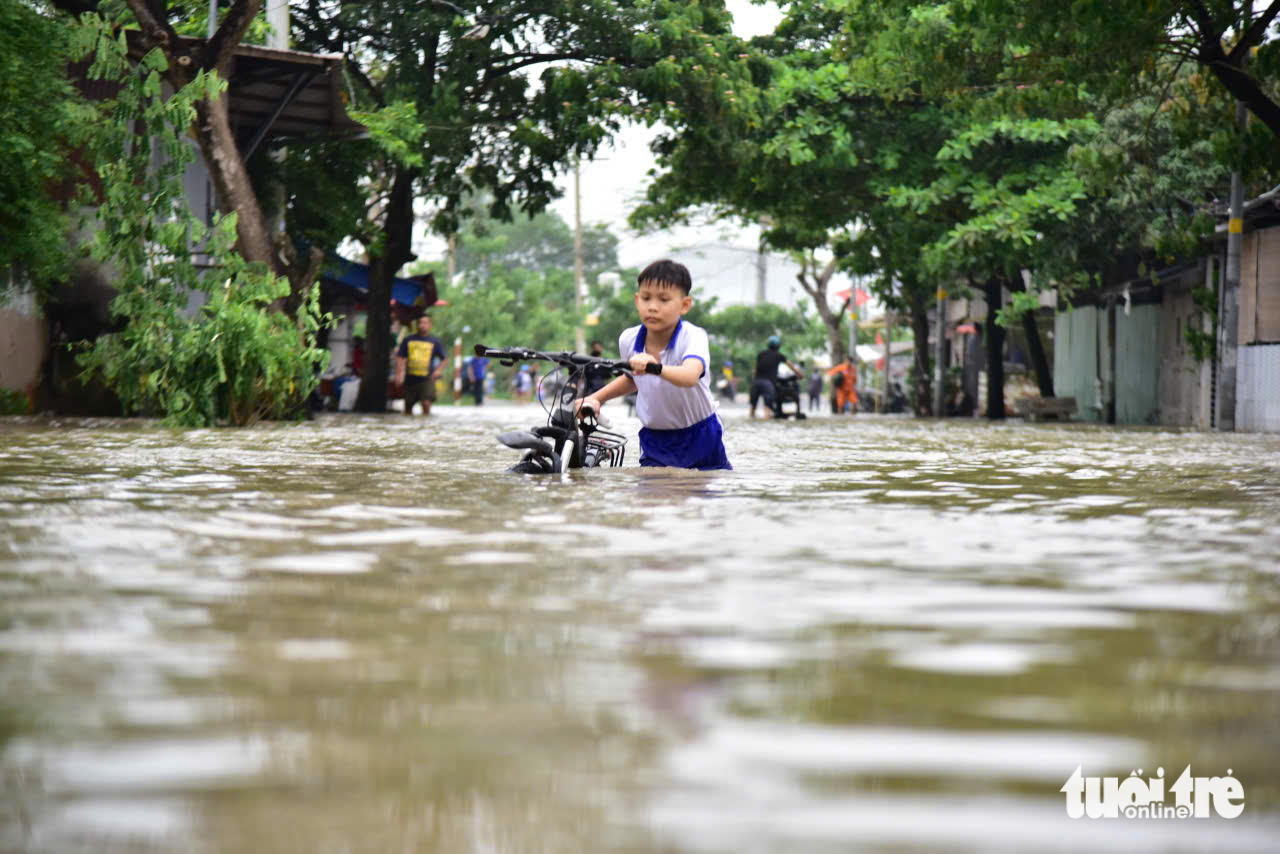 潮汐越过Thanh Đa的屏障，在Hiệp Phước淹没半辆车