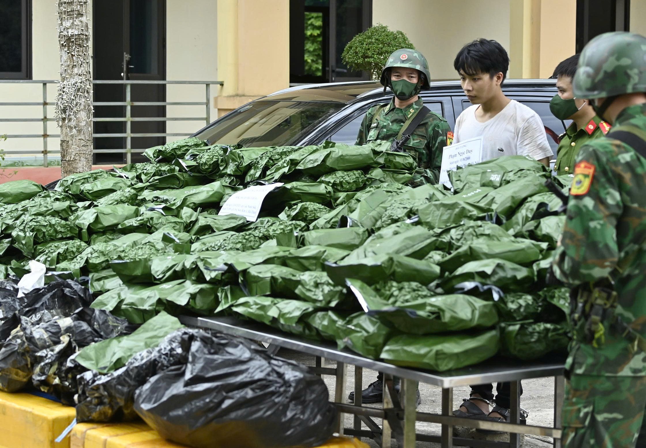 逮捕运输240公斤干大麻以获取报酬的年轻人