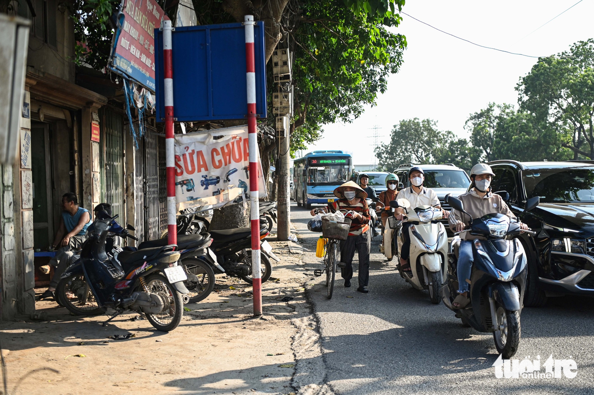 连接三条环线的道路在扩建9年后依然凌乱，居民因灰尘和垃圾感到窒息