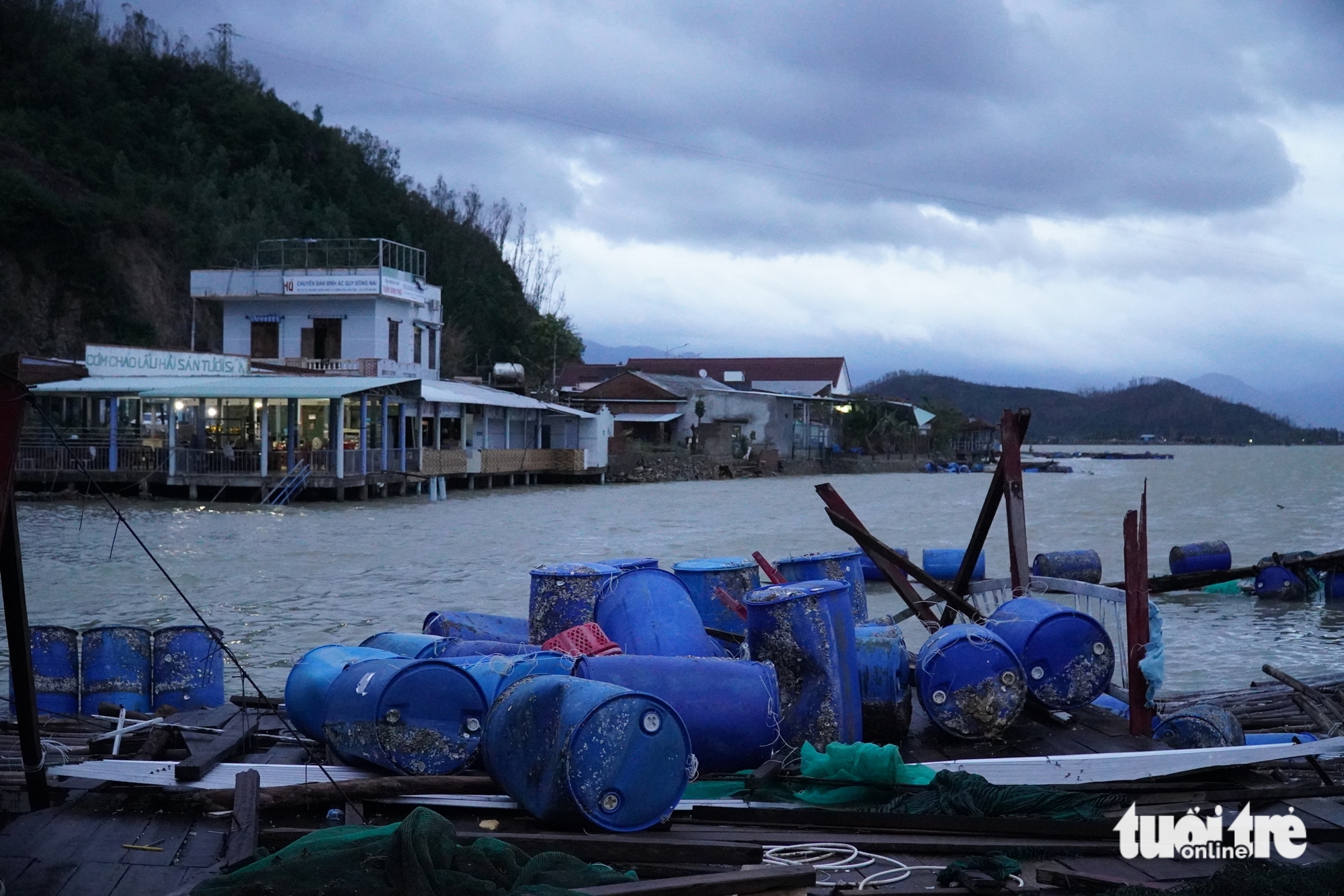 富安省桥下鱼排破碎近景