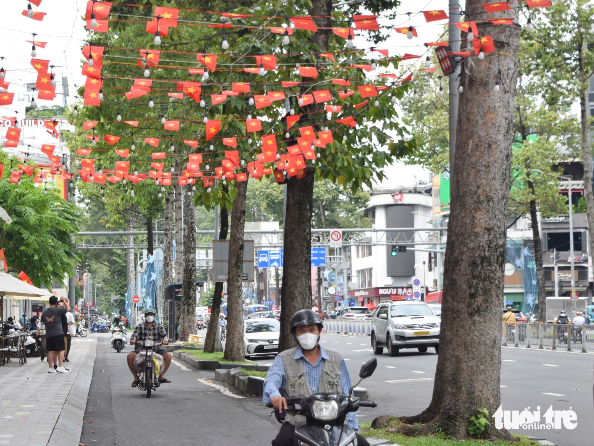 胡志明市街道上国旗飘扬，庆祝9月2日国庆80周年