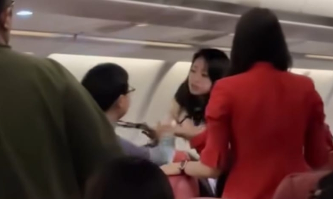 中国乘客在飞机上发生混战