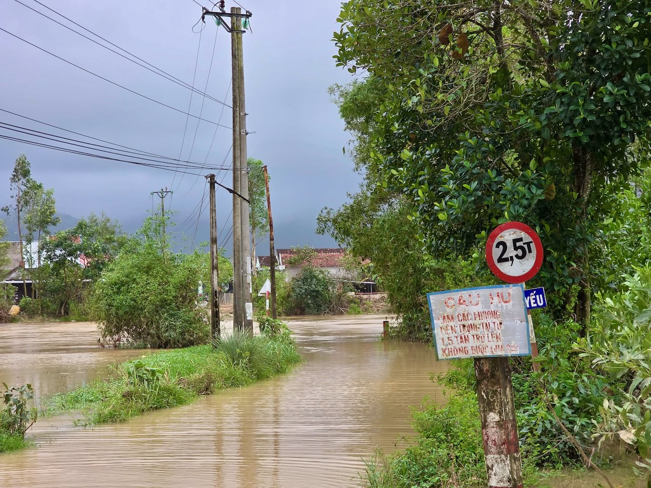 大雨淹没富安旧区部分地区