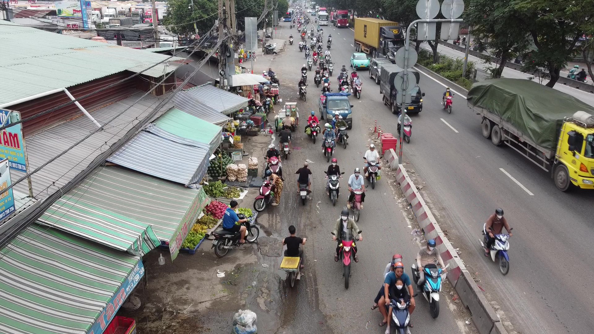 胡志明市摩托车排队逆行，多条道路成为违规者的专用车道