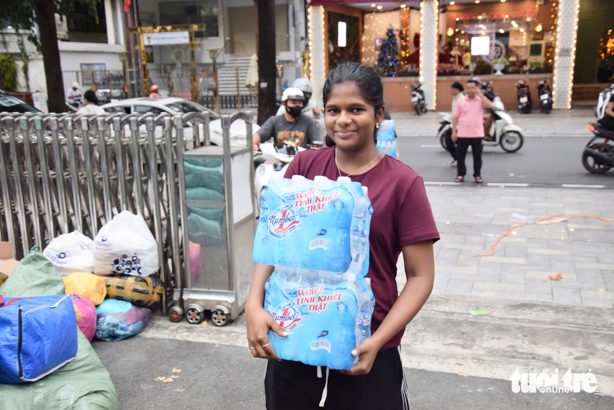 外国人卷起袖子，与胡志明市同胞一起向中部地区传递爱心