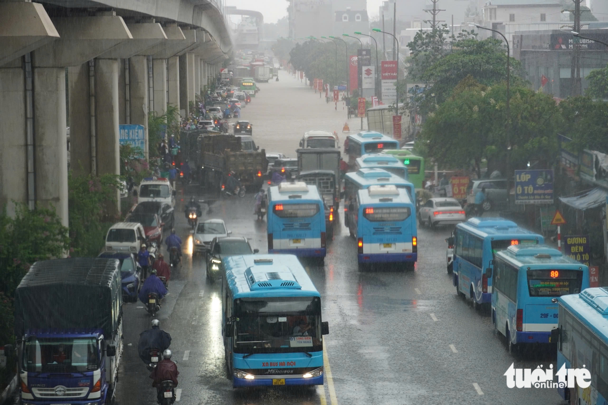 河内第五号台风整夜大雨，多条道路深积水，交通瘫痪