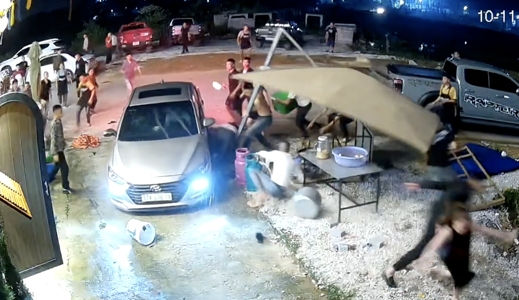 临时拘留10人围堵汽车案，司机疯狂驾驶