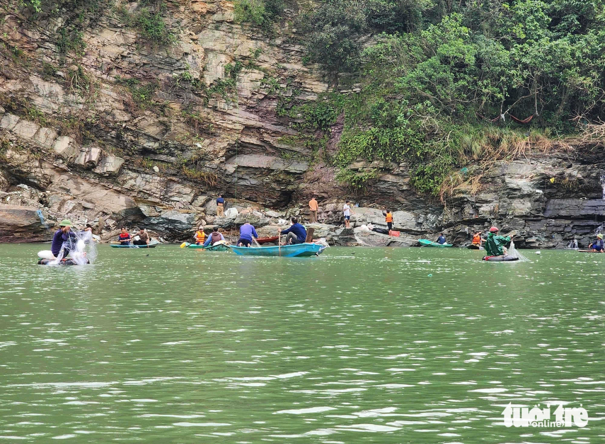 洪水泄洪时，人们争相捕捞格戈湖的'巨型'鱼