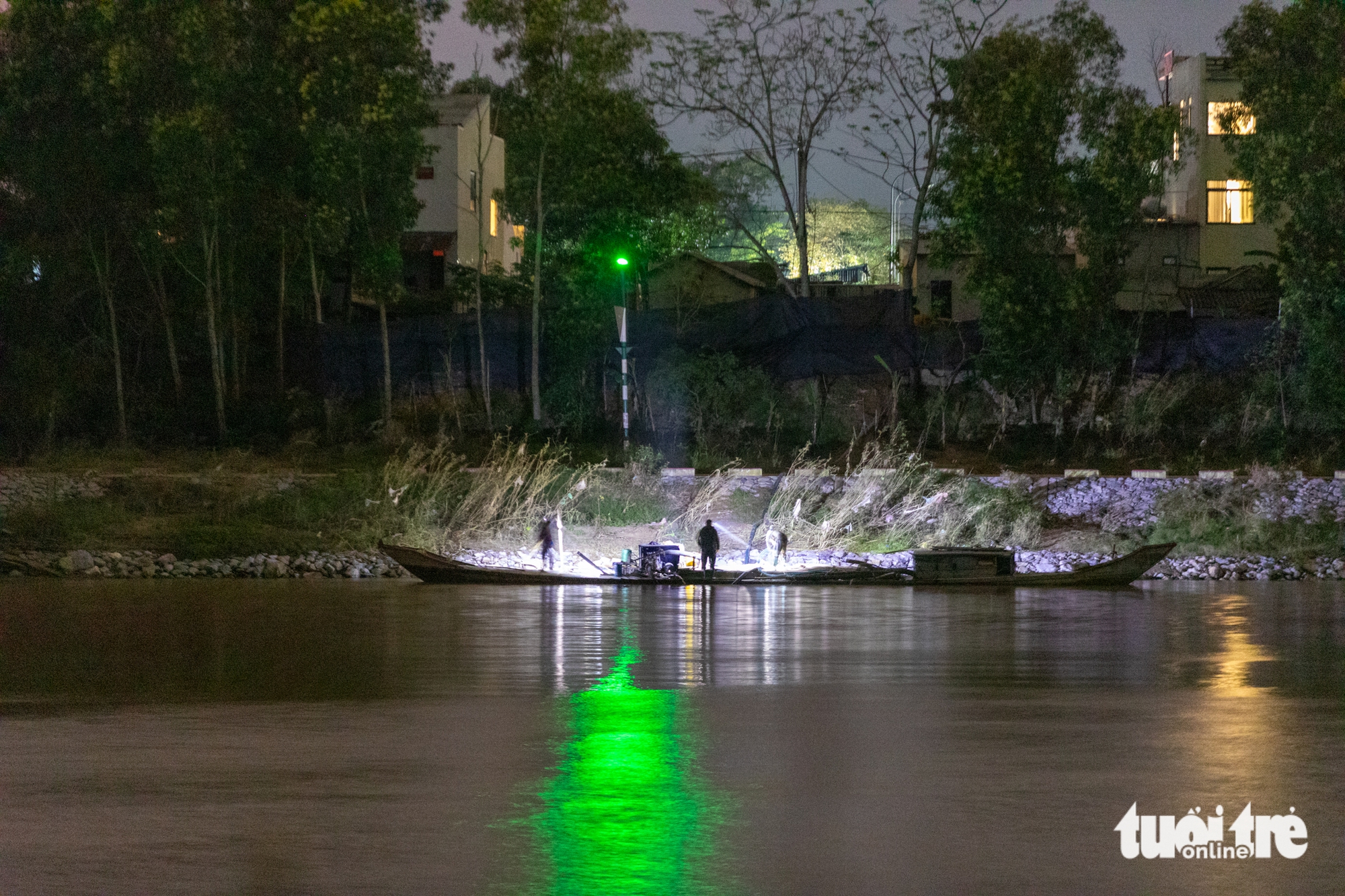 调查：石汉河上连夜非法吸沙，交易迅速进行