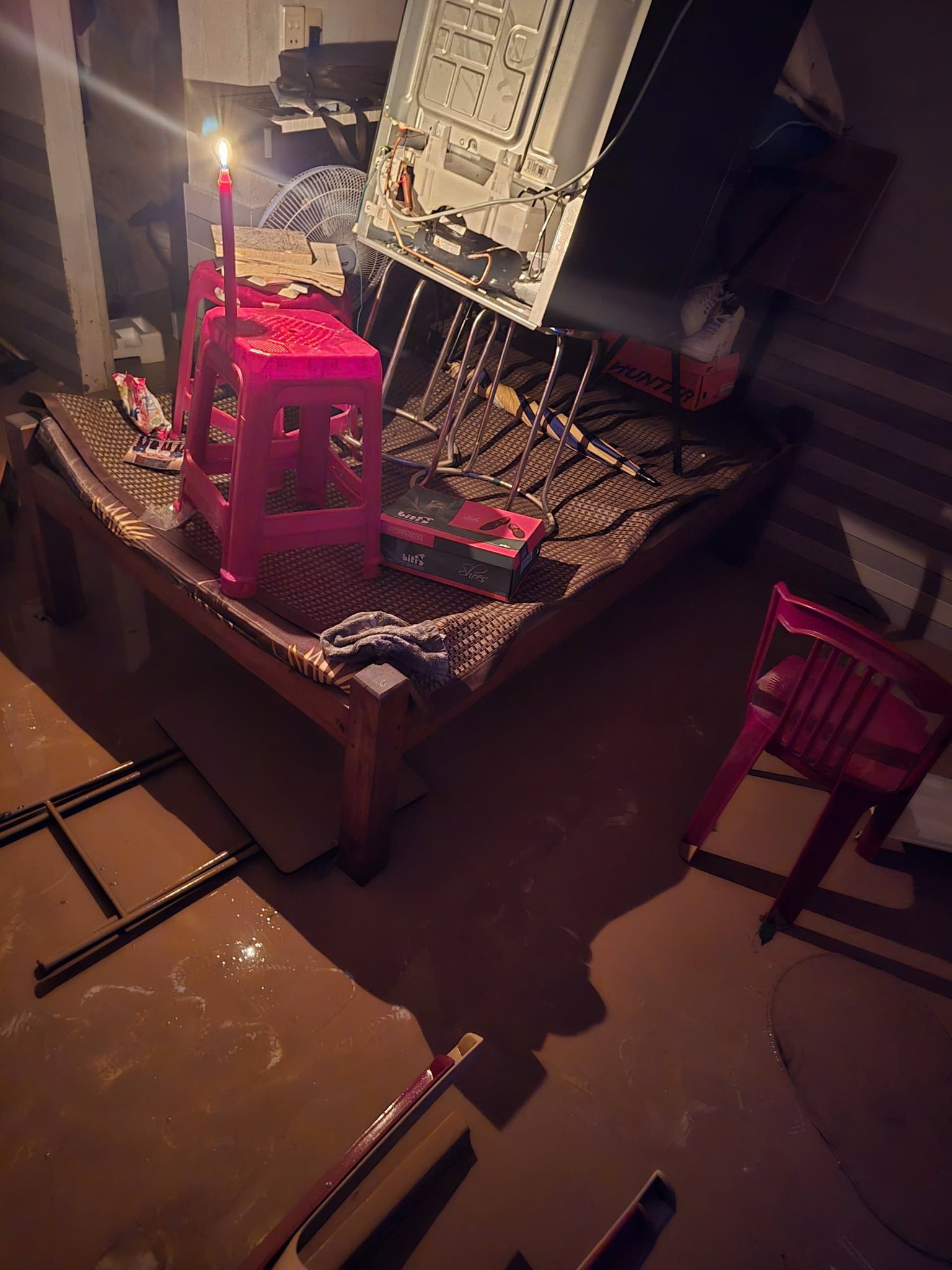 面对一片狼藉的出租屋，学生书籍淹没在洪水中，令人心酸