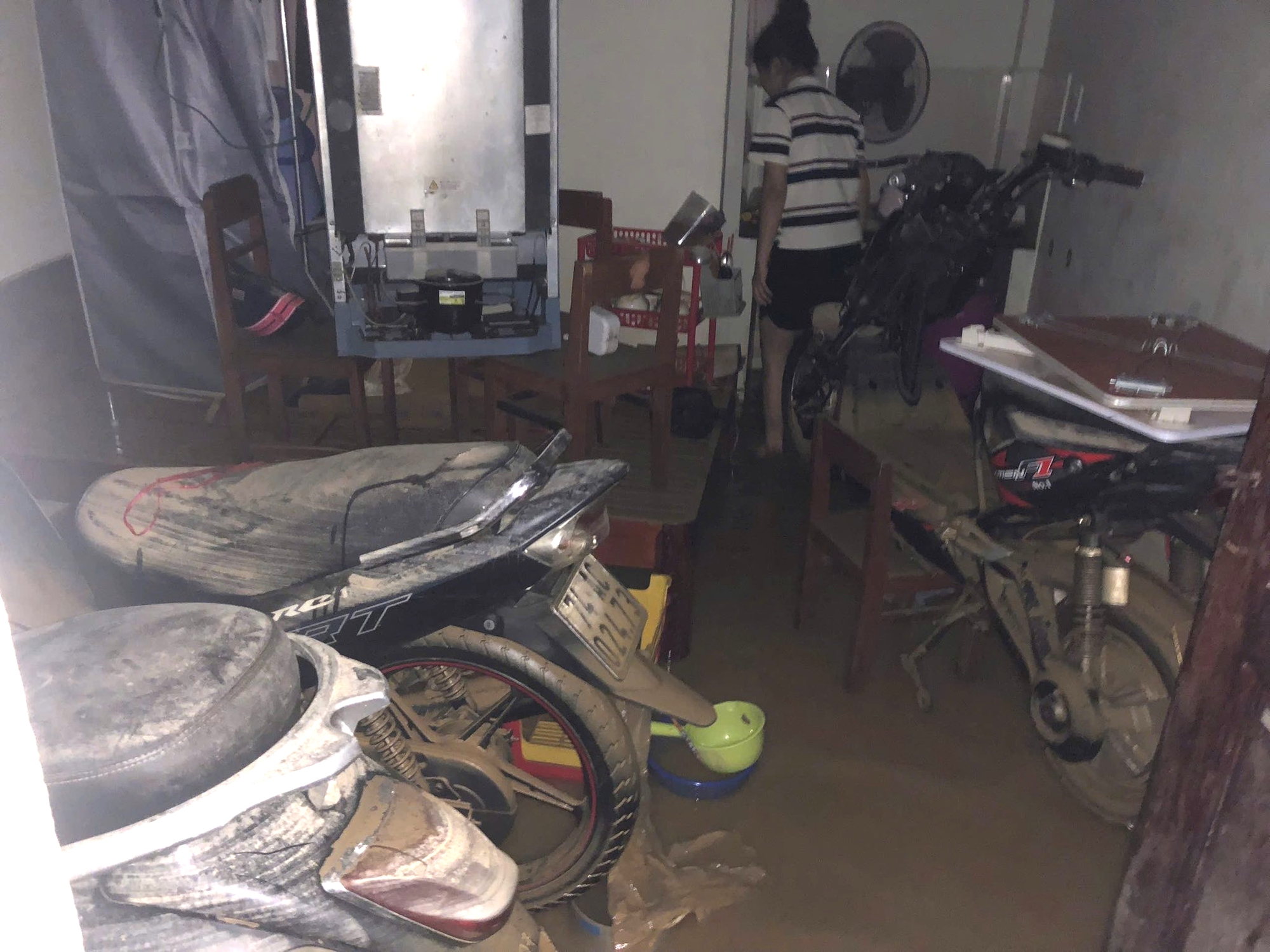 面对一片狼藉的出租屋，学生书籍淹没在洪水中，令人心酸