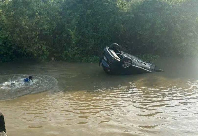 汽车坠河，爷孙俩脱险