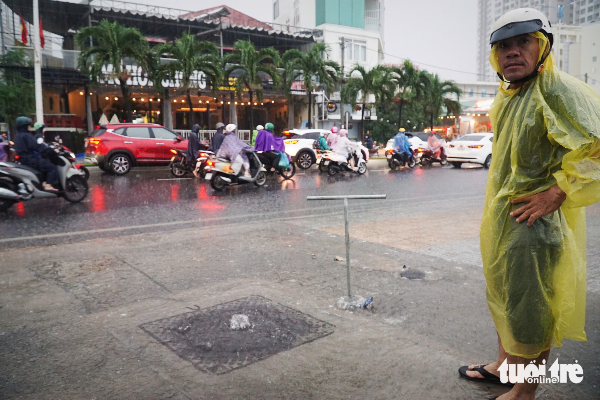 芽庄海滨街道淹没在'雨海'中，车辆拥堵
