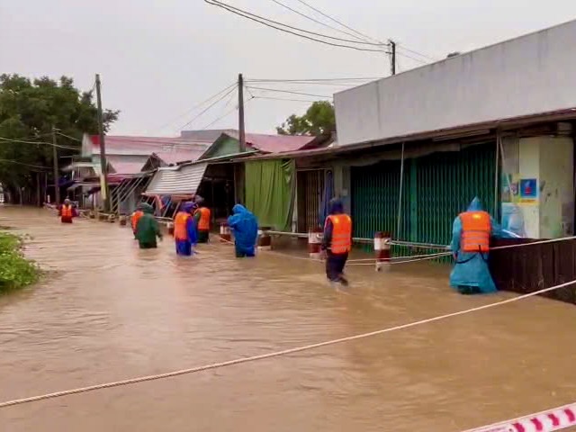 大雨，洪水汹涌而来，去市场的人逃跑，小贩来不及反应