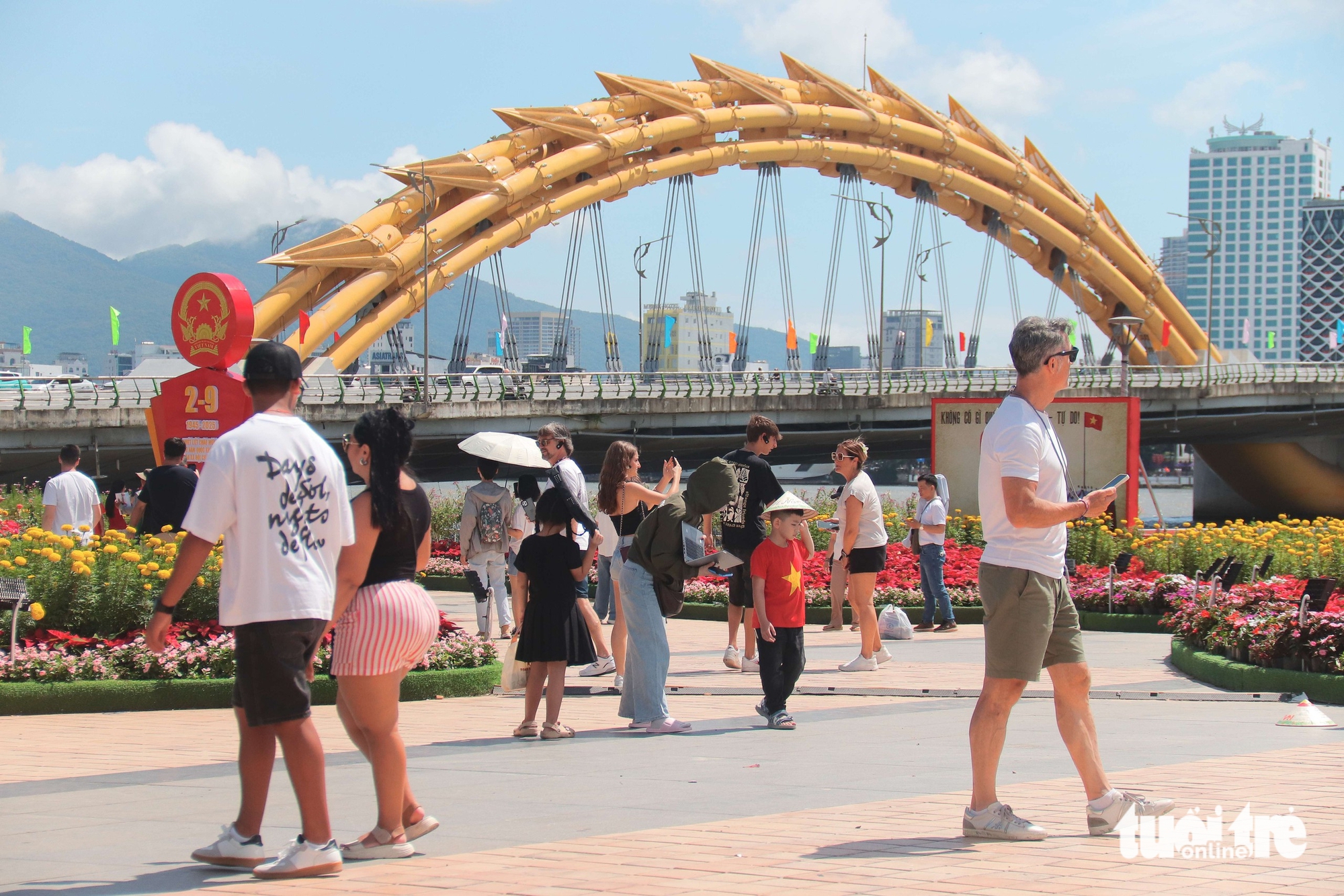 游客涌向岘港市参观国庆节期间