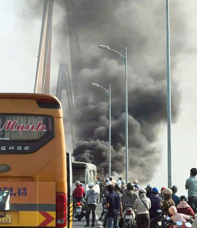 Rạch Miễu桥上汽车熊熊燃烧