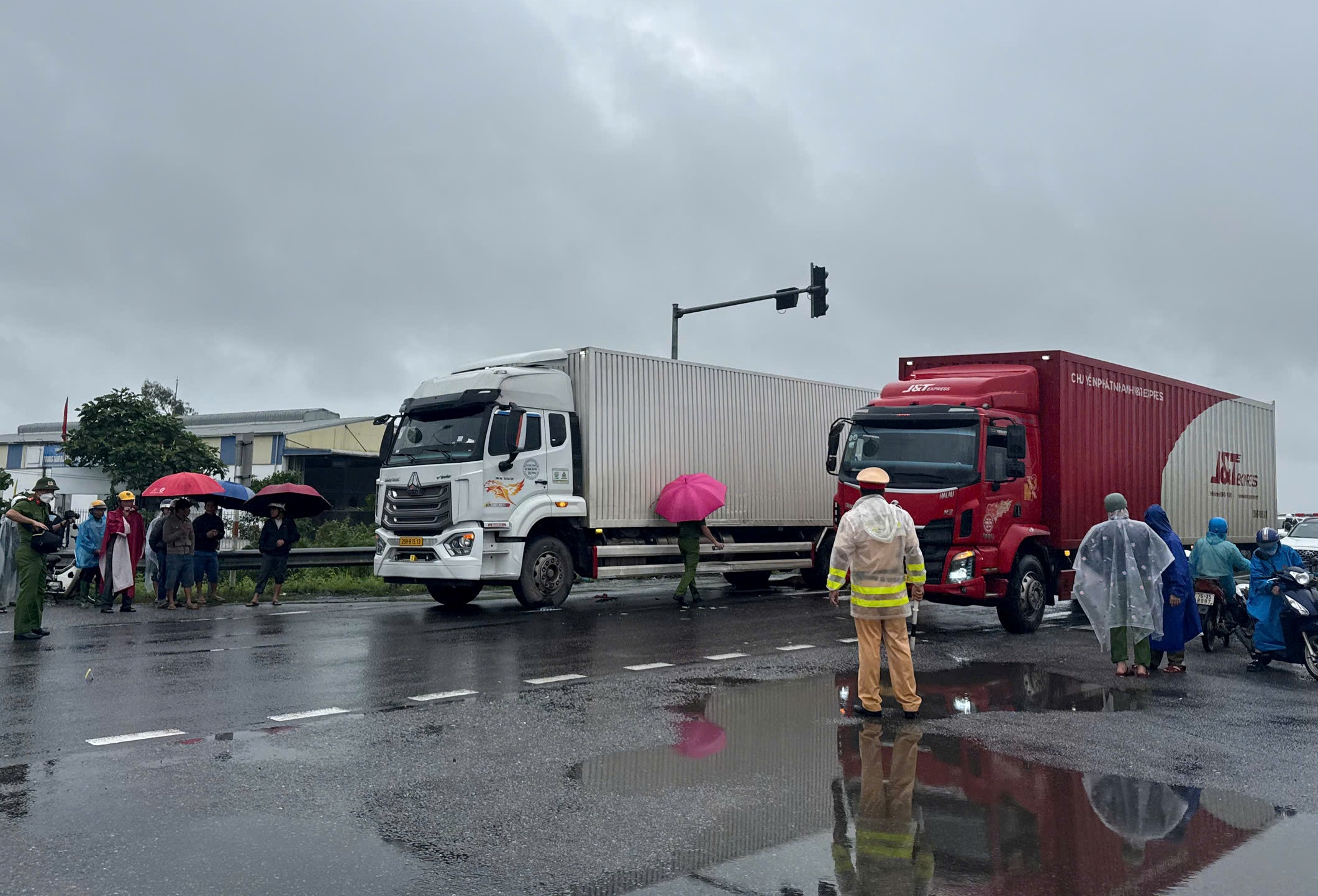 闯红灯，摩托车在岘港-广义高速引道上撞上卡车，一人死亡