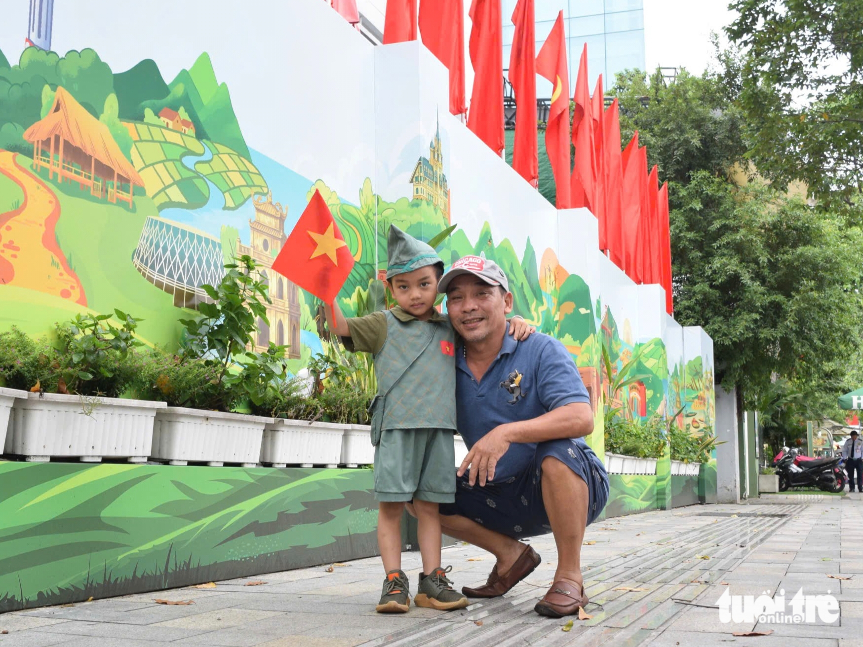 胡志明市街道上国旗飘扬，庆祝9月2日国庆80周年