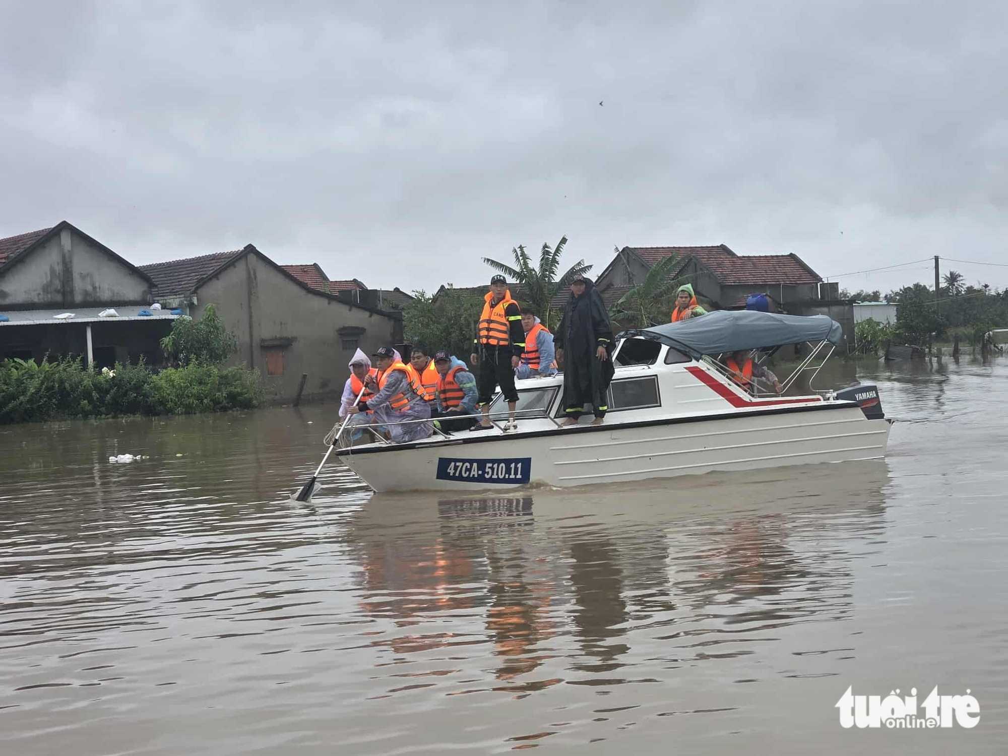 当看到部队和警察开辟道路来救援时，洪水地区的同胞们激动得哭了