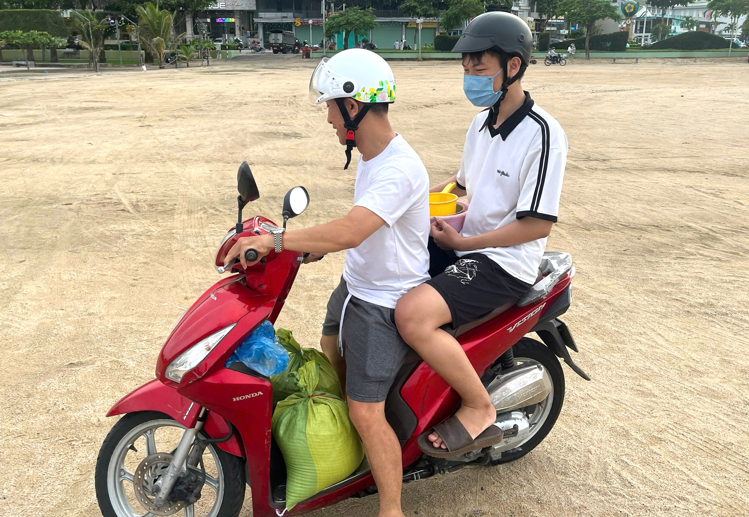 芽庄市民涌向海滩挖沙回家抵御台风Kalmaegi